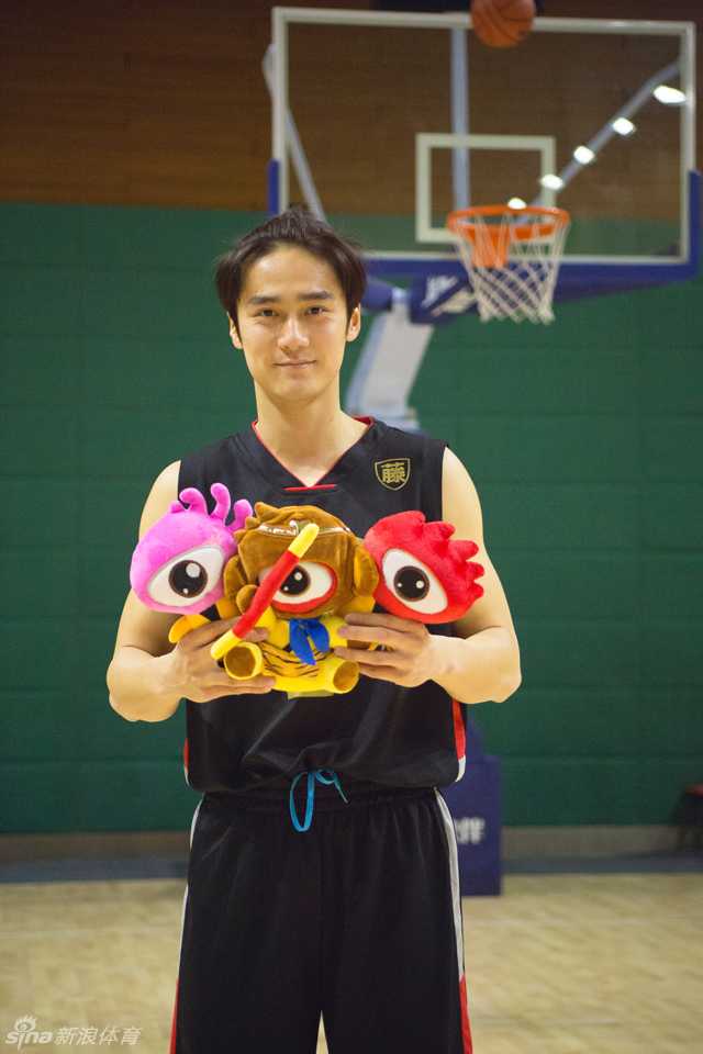 蒋劲夫狂砍两双率绿藤队一分绝杀新浪小编 比赛结束后,蒋劲夫被新浪小编们团团围住,刚才的对手此刻都变成了求合影的粉丝,夫仔面带微笑一一满足,场面既温馨又搞笑。