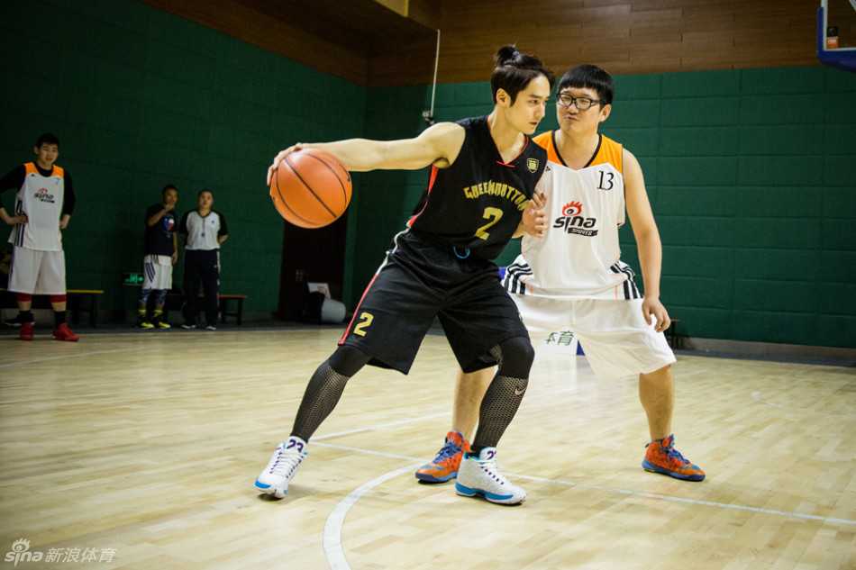 蒋劲夫狂砍两双率绿藤队一分绝杀新浪小编 蒋劲夫在底角如猎豹般启动加速,高高跃起后手腕轻柔一抖,篮球划出完美弧线应声入网,留下防守者原地无奈叹息。