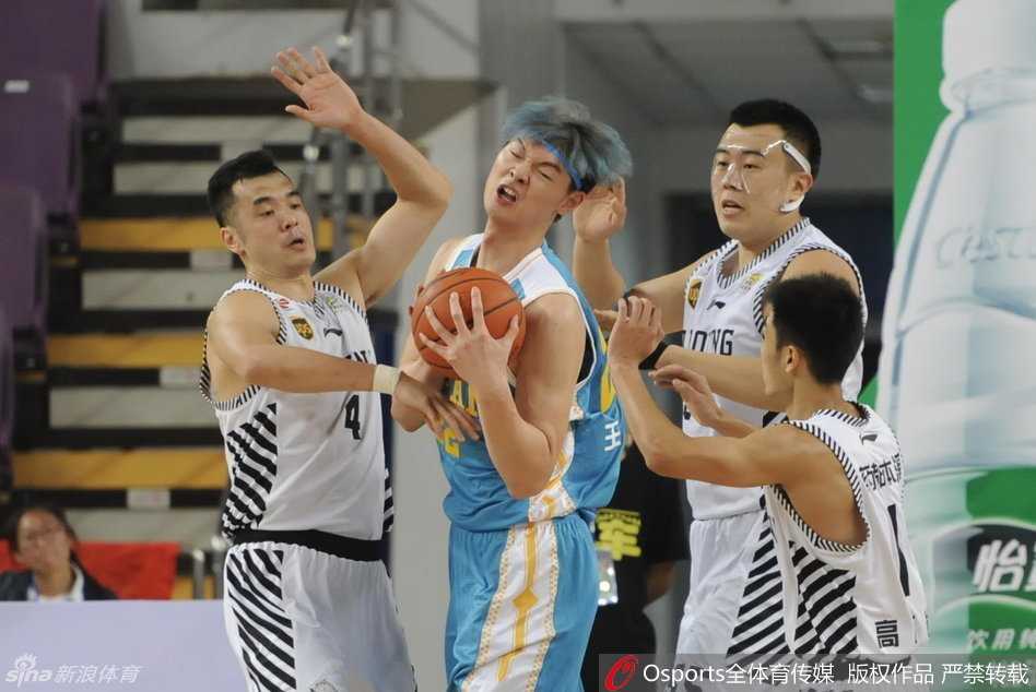 王哲林在内线陷入重围，辽宁队多名球员瞬间形成合围之势，对他进行凶狠的夹击防守。