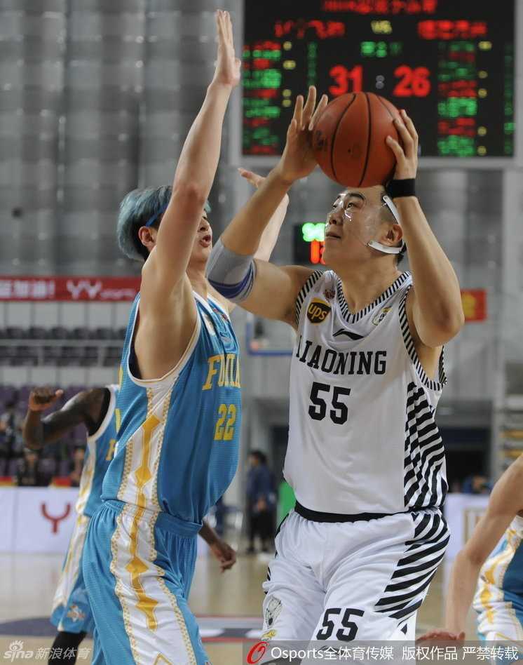 比赛结束后，王哲林一头蓝发已被汗水浸湿，眼神中透露着不甘与对胜利的渴望。