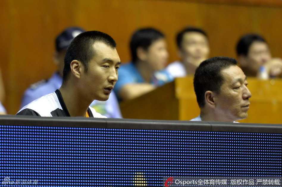 薛玉洋场边观战,双外援上演飙分对决,陕西信达大胜迎两连胜 薛玉洋神情专注地坐在场边,目光紧盯着场上外援的激烈对抗,仿佛在思考如果自己登场该如何应对。