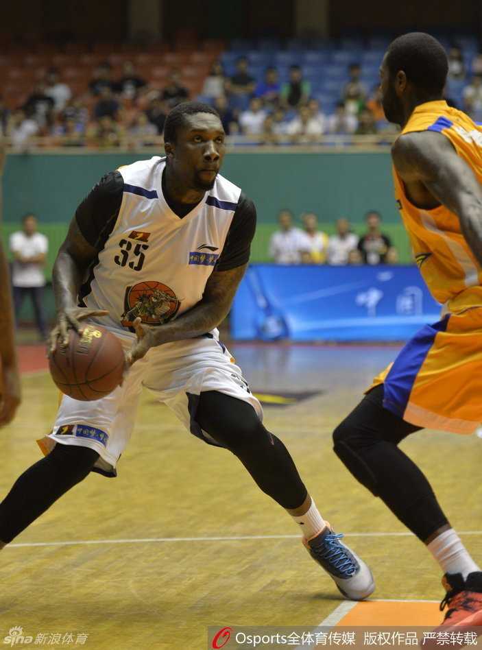 薛玉洋场边观战,双外援上演飙分对决,陕西信达大胜迎两连胜 陕西信达外援高高跃起,在对方两名防守球员的头顶完成了一次势大力沉的双手灌篮,展现了惊人的身体素质。