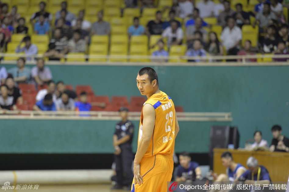 薛玉洋场边观战,双外援上演飙分对决,陕西信达大胜迎两连胜 薛玉洋在快攻中接球后高高跃起,身体在空中完全舒展,完成了一记标准的大风车灌篮,仿佛梦回巅峰。