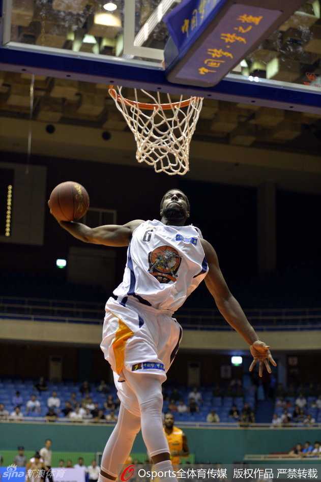 薛玉洋场边观战,双外援上演飙分对决,陕西信达大胜迎两连胜 陕西队球员持球强行突破,面对洛阳队四名球员的包围防守,依然毫无畏惧地冲向篮筐,展现出了必胜的决心。