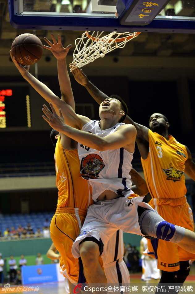 薛玉洋场边观战,双外援上演飙分对决,陕西信达大胜迎两连胜 陕西信达球员在重重防守下强行起跳,以一敌四将球暴力灌入篮筐,引爆了全场观众的激情。