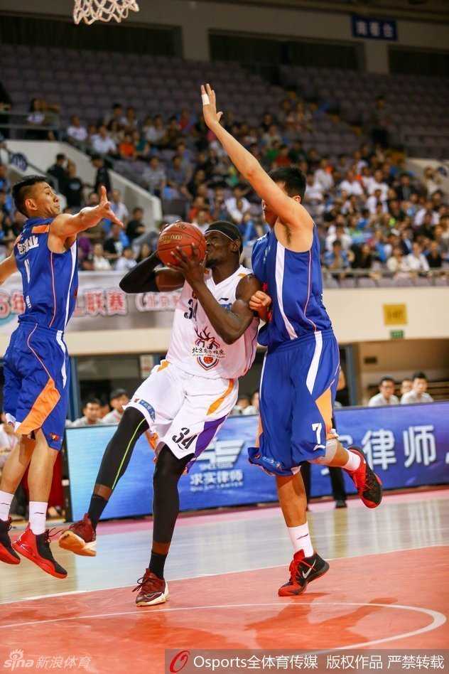 薛玉洋场边观战,双外援上演飙分对决,陕西信达大胜迎两连胜 赛后,陕西信达球员们围在一起庆祝这场来之不易的大胜,每个人的脸上都洋溢着两连胜的喜悦。