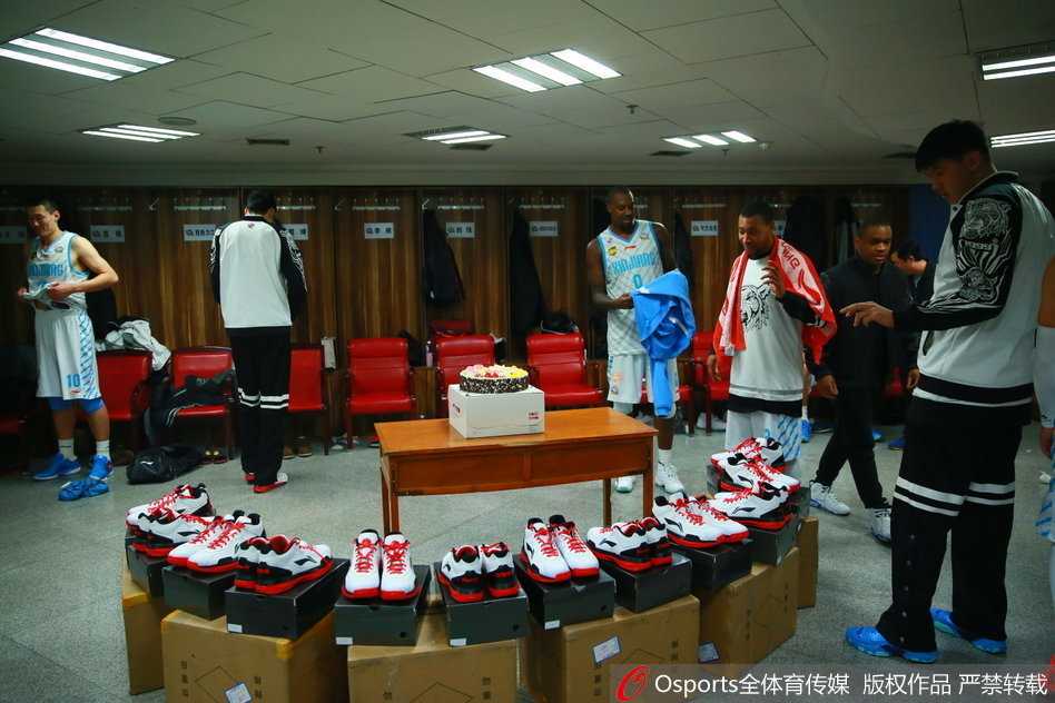 西热力江的脸部与蛋糕来了个亲密接触，巨大的冲击力让他几乎“亲吻”上了桌面，队友们则在一旁笑得前仰后合，记录下这历史性的一刻。