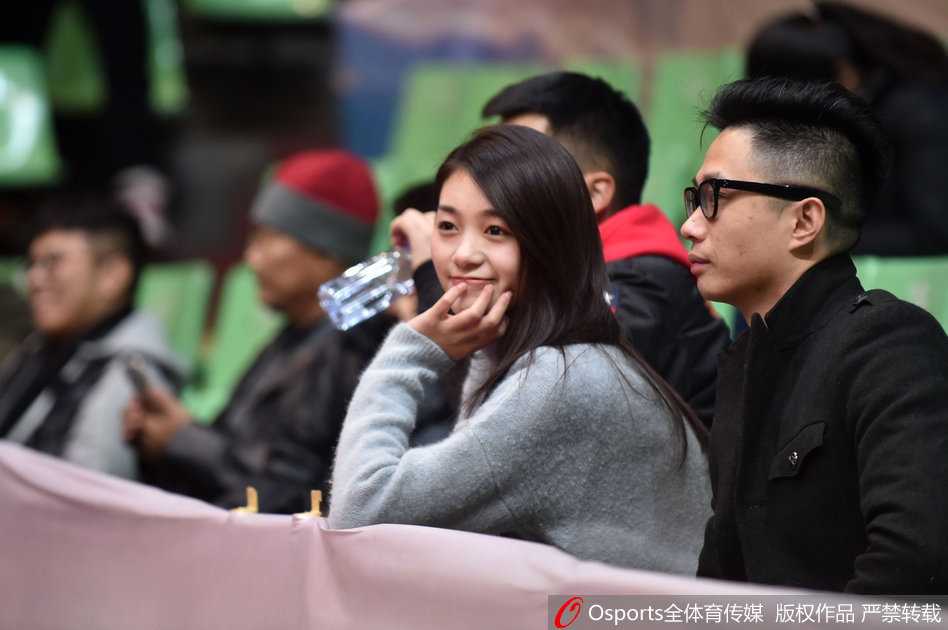 蜀中篮坛的璀璨星光:回望 CBA 赛场上那些动人的美女球迷 赛场灯光下,一位戴着精致发卡的女孩双手轻托脸颊,目光专注地望向场内,嘴角带着一丝期待的微笑,安静地等待着比赛的精彩时刻。