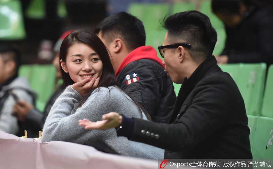 蜀中篮坛的璀璨星光:回望 CBA 赛场上那些动人的美女球迷 一位长发披肩的四川美女球迷,在主场喧嚣的背景下,回眸一笑,眼神中闪烁着对主队胜利的渴望与自信,仿佛一道温暖的阳光洒在座位上。