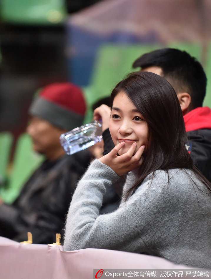 蜀中篮坛的璀璨星光:回望 CBA 赛场上那些动人的美女球迷 在四川主场一片黄色的助威海洋中,一位面容清秀的女球迷正全神贯注地盯着赛场,她紧抿着嘴唇,双手合十放在胸前,仿佛正在为球队的每一次进攻默默祈祷。