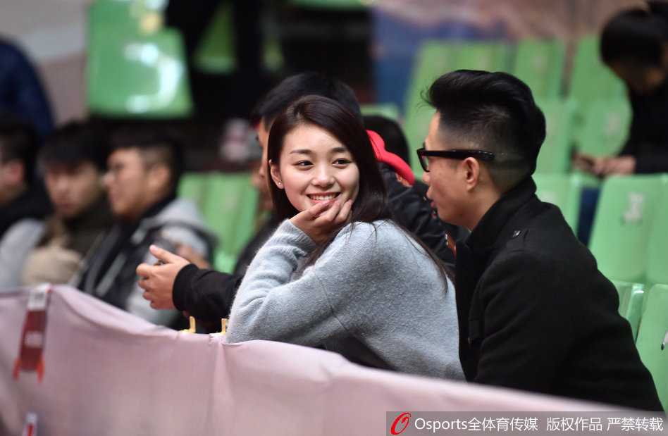 蜀中篮坛的璀璨星光:回望 CBA 赛场上那些动人的美女球迷 中场休息时,这位美女球迷与身边的朋友分享着看球的喜悦,她用手轻轻拨弄着秀发,眉眼间笑意盈盈,透露出一种轻松惬意的观赛心情。