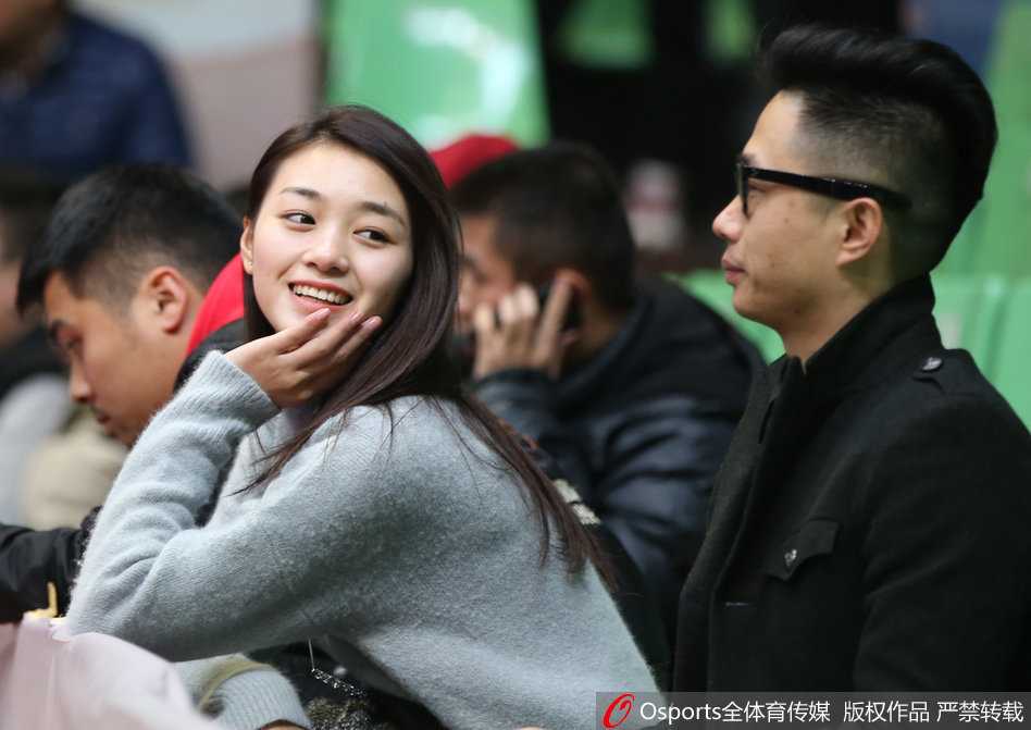 蜀中篮坛的璀璨星光:回望 CBA 赛场上那些动人的美女球迷 比赛结束后,这位四川女球迷依然沉浸在兴奋之中,她眼含笑意,双颊微红,仿佛仍在回味着刚才那些精彩的攻防瞬间,眼神中充满了对球队未来的无限期待。