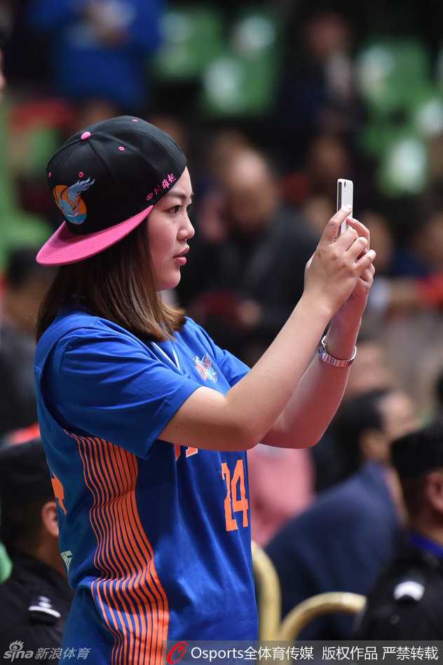 在比赛暂停间隙，几名辽宁球迷围成一圈，击掌互相鼓劲，他们的眼神坚定，即使身处四川球迷的包围之中，也毫无惧色，用实际行动诠释了何为‘赢就一起狂，输就一起扛’。