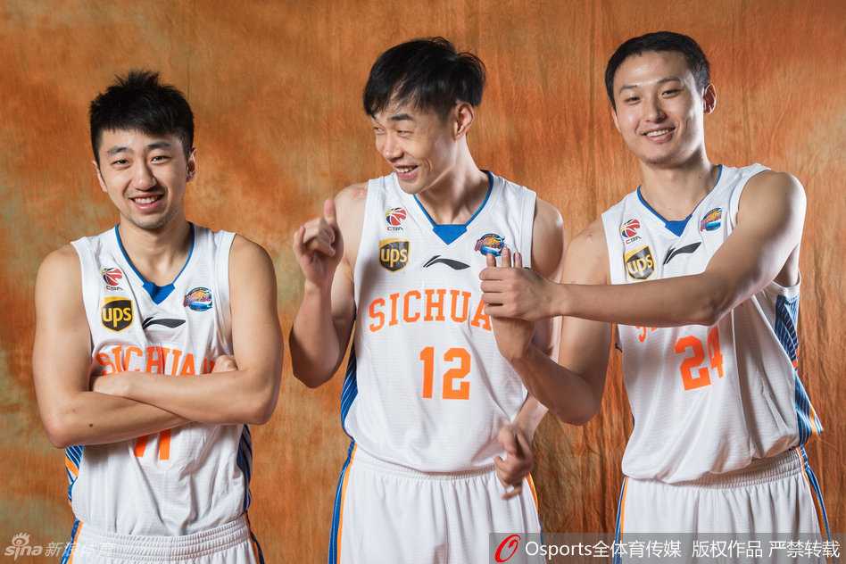 蜀地篮球巅峰时刻:忆四川金强2015-2016赛季的冠军征程 陈晓东与徐韬、贾诚、王汝恒在训练间隙的合影,内线支柱们的默契在点滴中培养