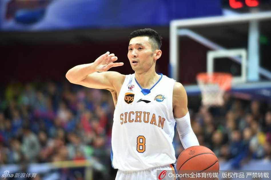 老将刘炜在弧顶从容控球，目光如炬，时刻洞察着场上瞬息万变的局势，仿佛整个赛场都在他的运筹帷幄之中。