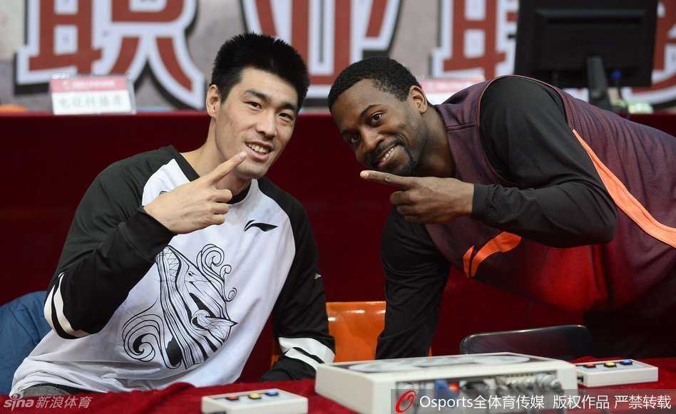 身着训练服的张春军与邓特蒙勾肩搭背，面对镜头露出大男孩般灿烂的笑容，身后是空旷的看台，仿佛在说‘兄弟，舞台已经搭好，该我们登场了’。