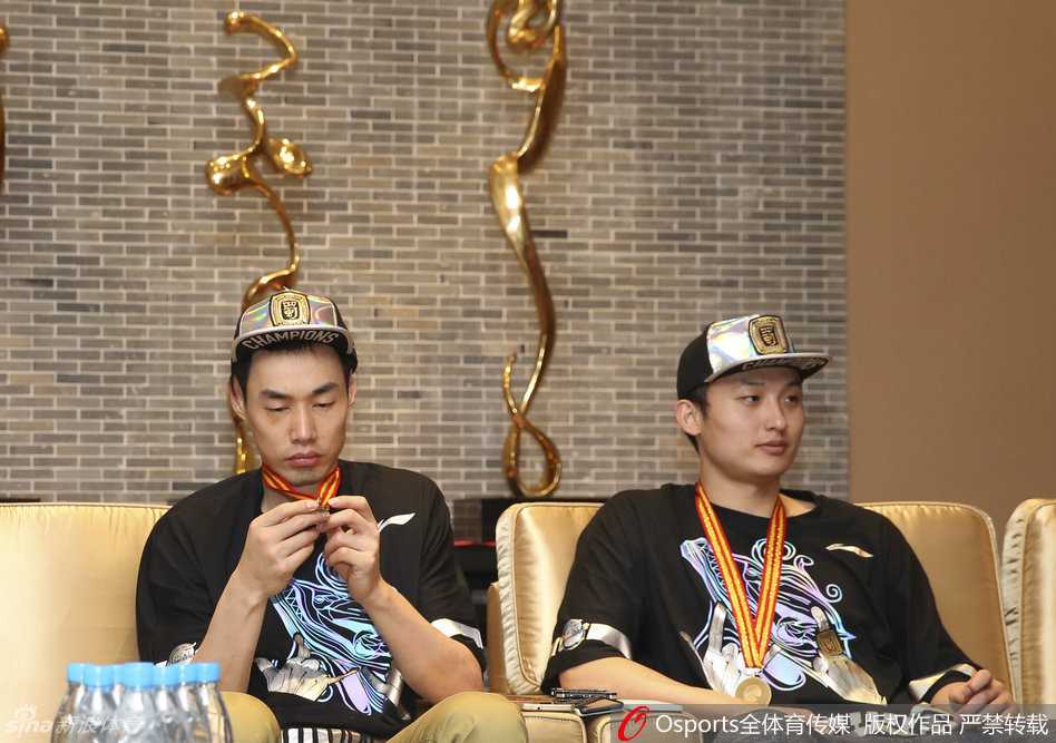 王汝恒在采访中神采飞扬，手势有力，作为总决赛第五场的奇兵，他用精准的三分球证明了本土后卫同样可以主宰比赛走向。