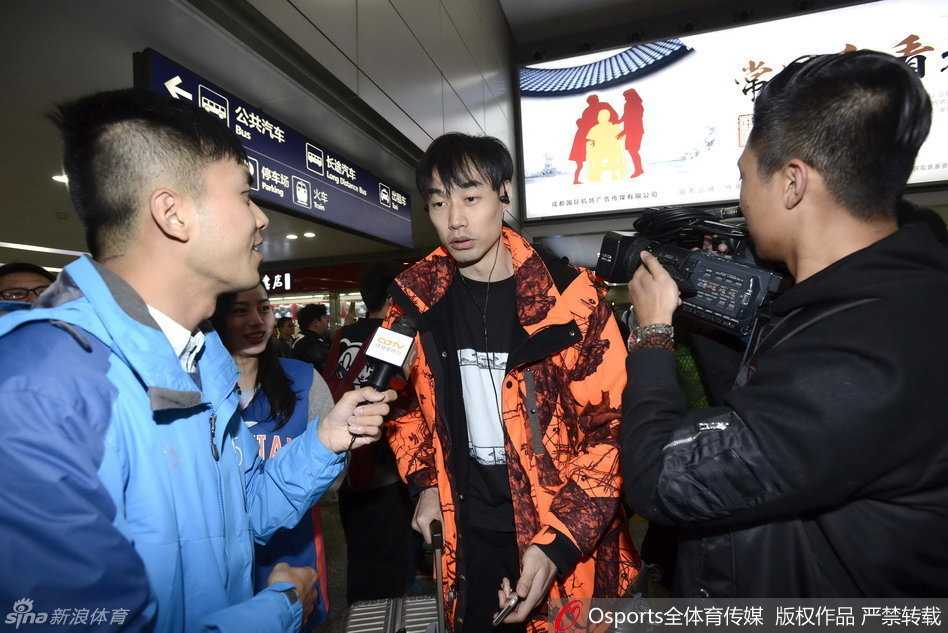 人声鼎沸的成都机场到达大厅，众多四川球迷高举欢迎标语与夺冠海报，目光齐聚出口，只为第一时间迎接他们的冠军英雄归来。