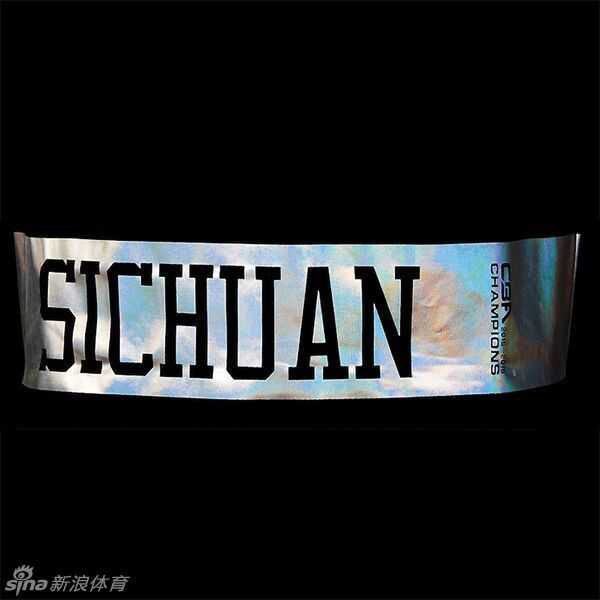 蜀地荣耀时刻 冠军归蜀的加冕礼与幕后故事 T恤袖口处特写,可以看到精致的锁边工艺,袖标上以金色丝线绣着‘四川!’二字,简洁而有力,仿佛将巴蜀大地的呐喊声穿在了身上。