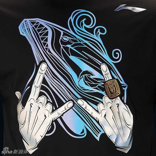 蜀地荣耀时刻 冠军归蜀的加冕礼与幕后故事 这件冠军T恤正面设计极为醒目,胸前硕大的‘爱与和平’手势图案,巧妙融入了四川男篮的蓝鲸队徽,食指上的戒指图案象征‘冠军归属’,整体充满嘻哈风格的张力与荣耀感。