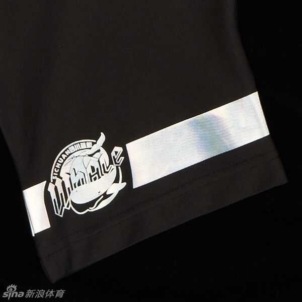 蜀地荣耀时刻 冠军归蜀的加冕礼与幕后故事 看台上,四川球迷挥舞着旗帜,齐声呐喊‘雄起!’,他们的脸上画着油彩,手中挥舞着助威棒,这一刻,全场两万名观众与场上队员融为一体,共同庆祝这来之不易的荣耀。