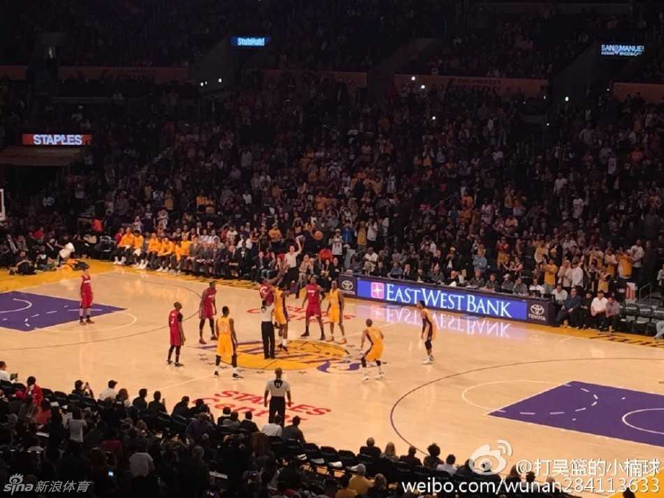 蜜月之旅圆梦洛杉矶 吴楠携爱人现场观战湖人队 吴楠和女友在湖人队主场看台上,两人一同扭头看向球场方向,目光中充满了对比赛的专注与期待。