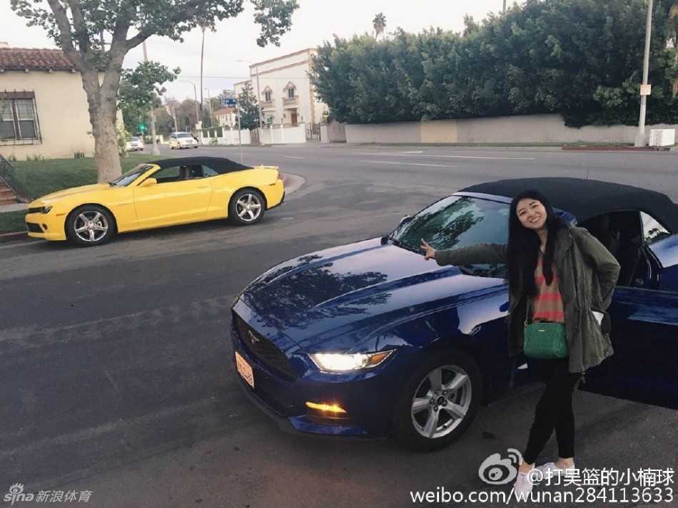 蜜月之旅圆梦洛杉矶 吴楠携爱人现场观战湖人队 餐桌上摆满了精致诱人的美式餐点,吴楠的女友正开心地准备享用,记录下这趟旅途中的味蕾享受。