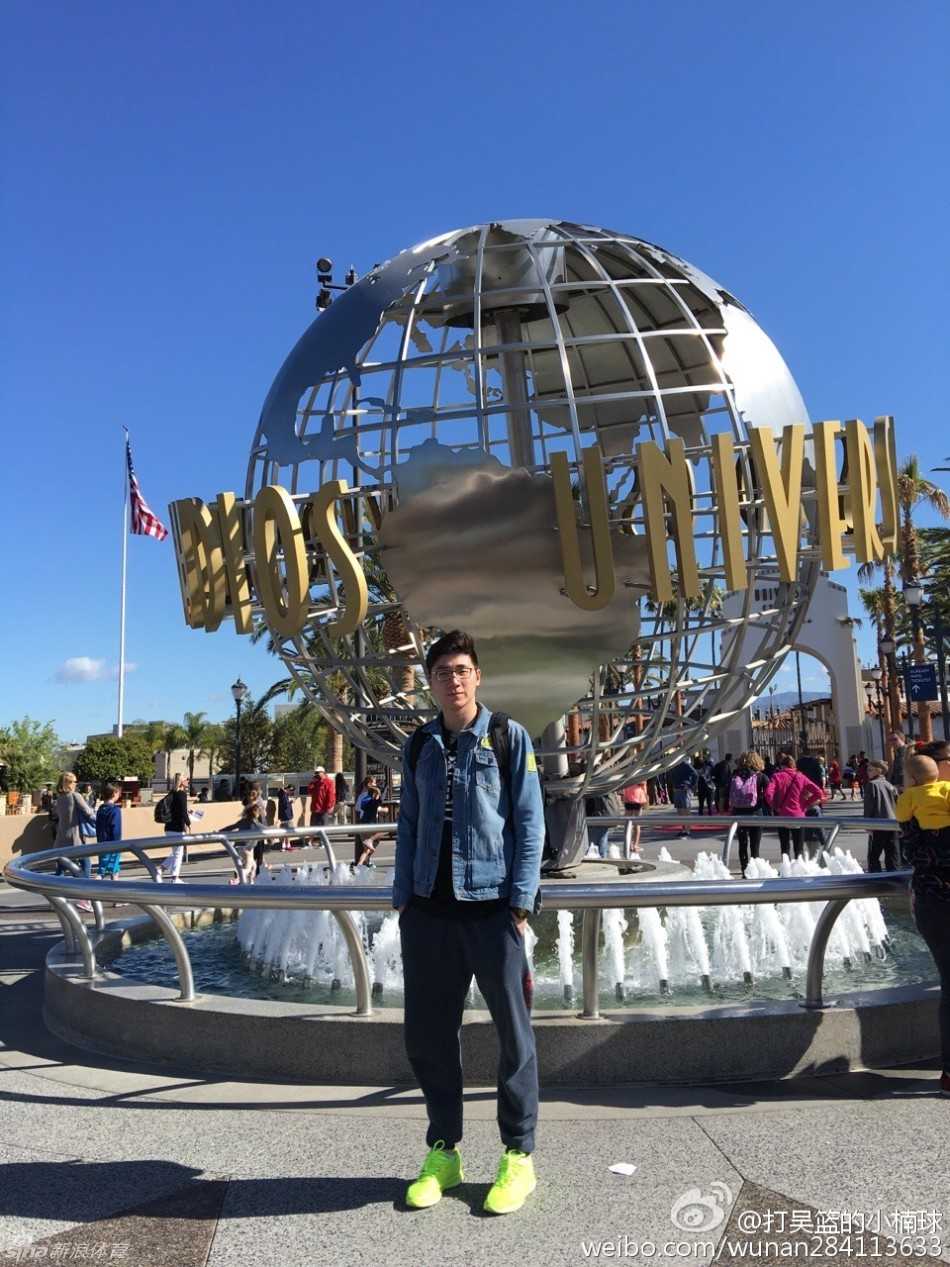 蜜月之旅圆梦洛杉矶 吴楠携爱人现场观战湖人队 吴楠在镜头前做出搞怪夸张的表情和动作,与赛场上的严肃形象形成可爱反差,显得格外轻松自在。