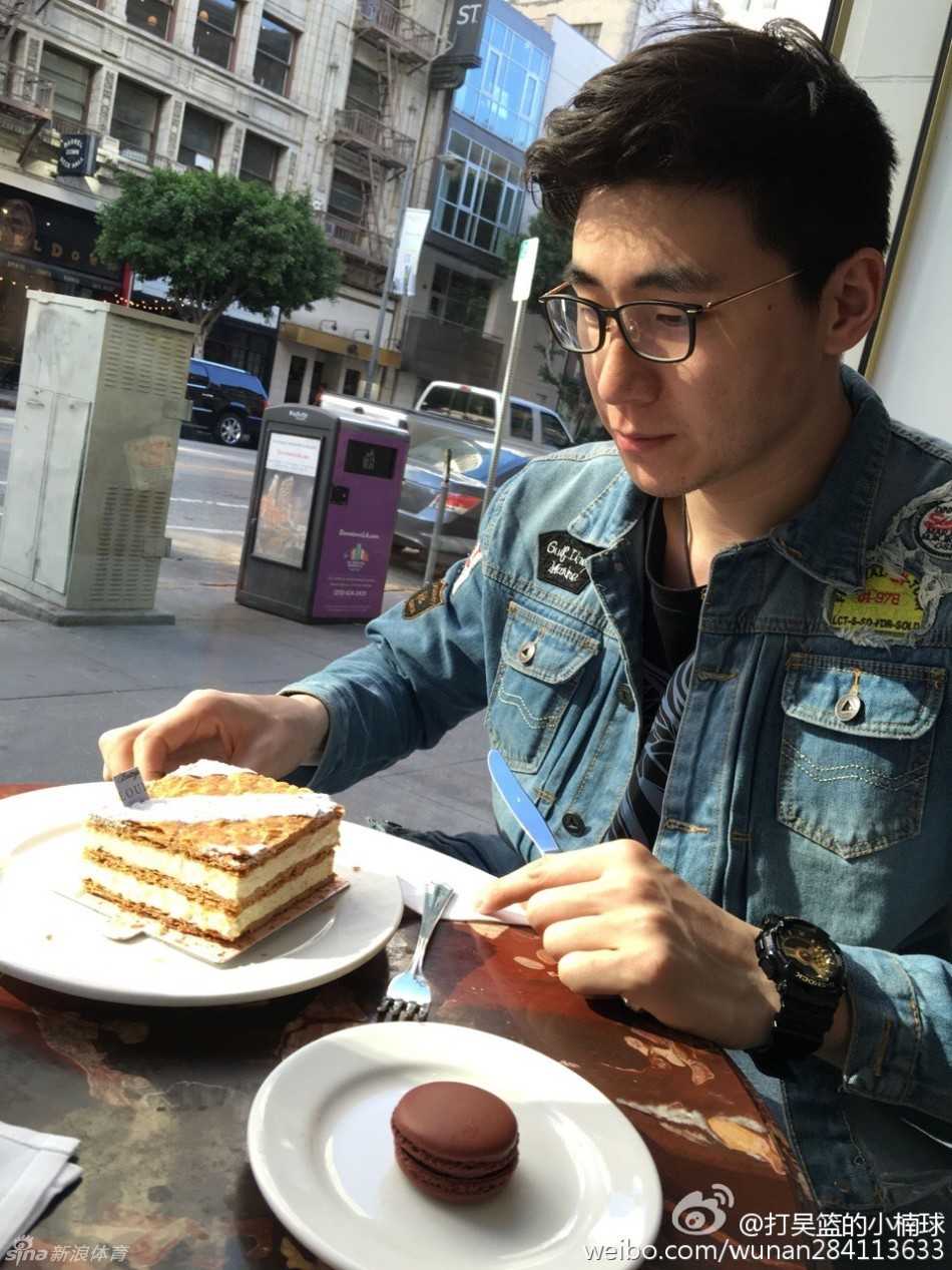 蜜月之旅圆梦洛杉矶 吴楠携爱人现场观战湖人队 吴楠与女友在洛杉矶街头甜蜜合影,两人脸上洋溢着幸福的笑容,身后是充满异国风情的城市背景。