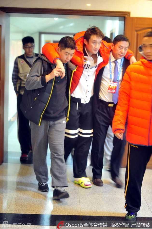 血与火的赞歌:回首2015赛季大帝与大王的篮下厮杀,那些不屈的面庞 “野兽”林志杰脚踝扭伤,队医紧急进场为他进行冰敷治疗,他紧皱的眉头和紧握的拳头,透露出不甘就此倒下的倔强。