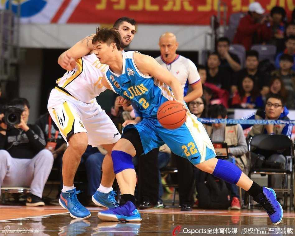 血与火的赞歌:回首2015赛季大帝与大王的篮下厮杀,那些不屈的面庞 福建队核心王哲林在青岛队内线群中强起攻筐,面对长臂干扰,他用扎实的背身脚步寻找机会,年轻的脸上写满不甘与坚毅。