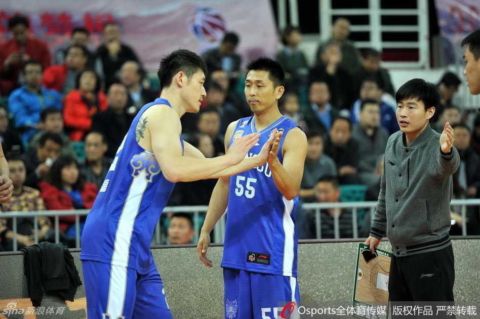 血性与逆转:CBA川军主场复仇记 四川队球员抢断后发动快攻,前场配合完成势大力沉的双手暴扣,北控球员望球兴叹