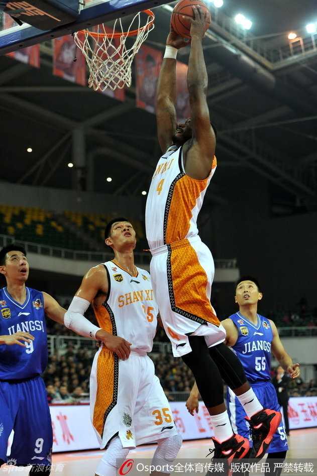 血性与逆转:CBA川军主场复仇记 邓特蒙犹如一道白色闪电,运球快速突破北控球员的贴身防守,眼神坚毅地杀向禁区