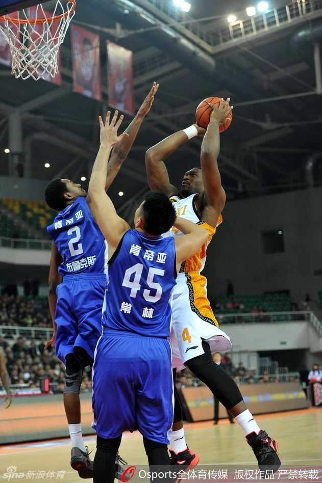 血性与逆转:CBA川军主场复仇记 孟达在三分线外运球后突然干拔起跳,空中身体微微后仰,篮球划出优美弧线飞向篮筐