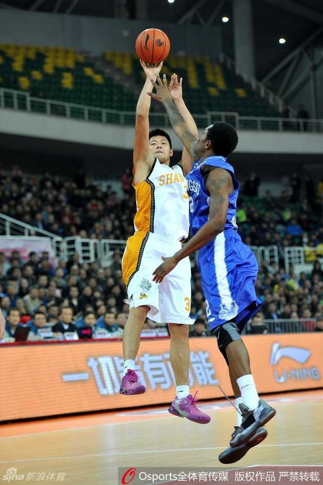 血性与逆转:CBA川军主场复仇记 宋康明眉骨开裂血染战袍,队医在场边紧急为他处理伤口,他面容刚毅毫无惧色