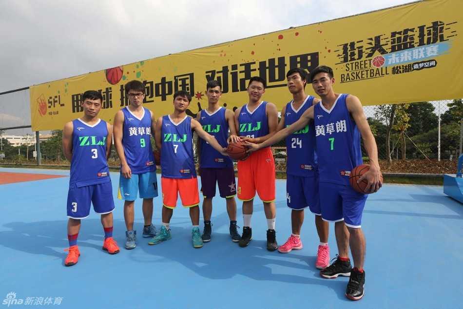 赛场上，双方球员正进行着激烈的身体对抗，黑队球员奋力跳起干扰白队球员的传球，凝固的空气仿佛都能感受到肌肉碰撞的火花。