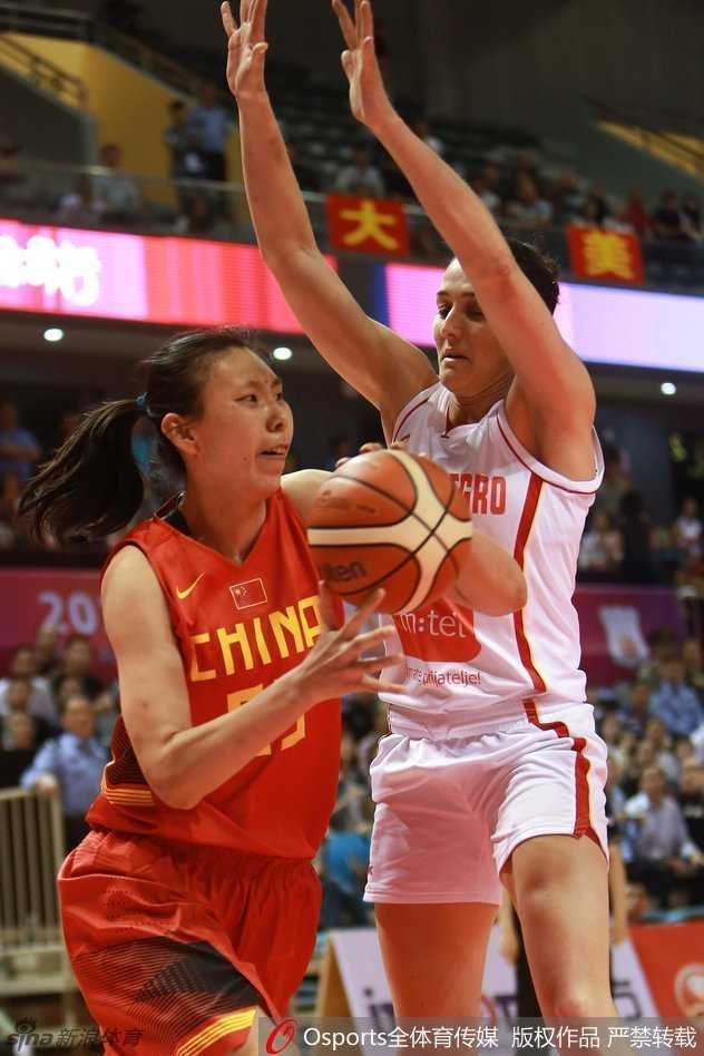 衡阳鏖战 巾帼扬威 邵婷面对防守球员,加速突破准备上篮