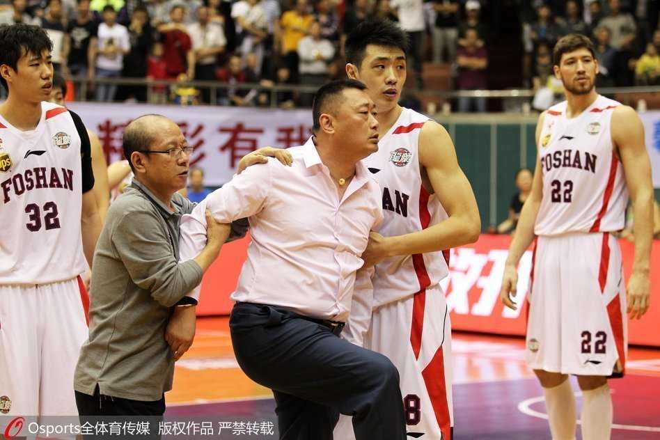 裁判哨声下的CBA江湖:血性、争议与那些无法被忘记的瞬间 辽宁队外援哈德森面露无奈与焦急,他一边运球一边看向正在与技术台争论的教练组,队友们则纷纷围拢过来,场边的观众情绪也十分激动。