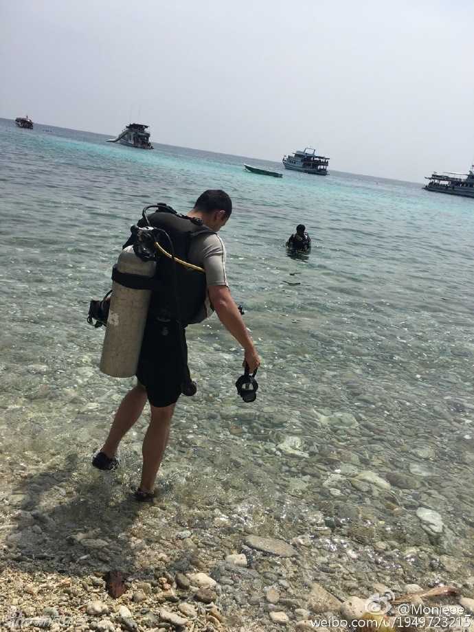 西热力江与爱妻甜蜜出游 骑大象吃海鲜羡煞旁人 美丽热在清澈的泳池边对镜自拍,她穿着度假风的碎花裙,脸上洋溢着被爱情滋润的幸福微笑。