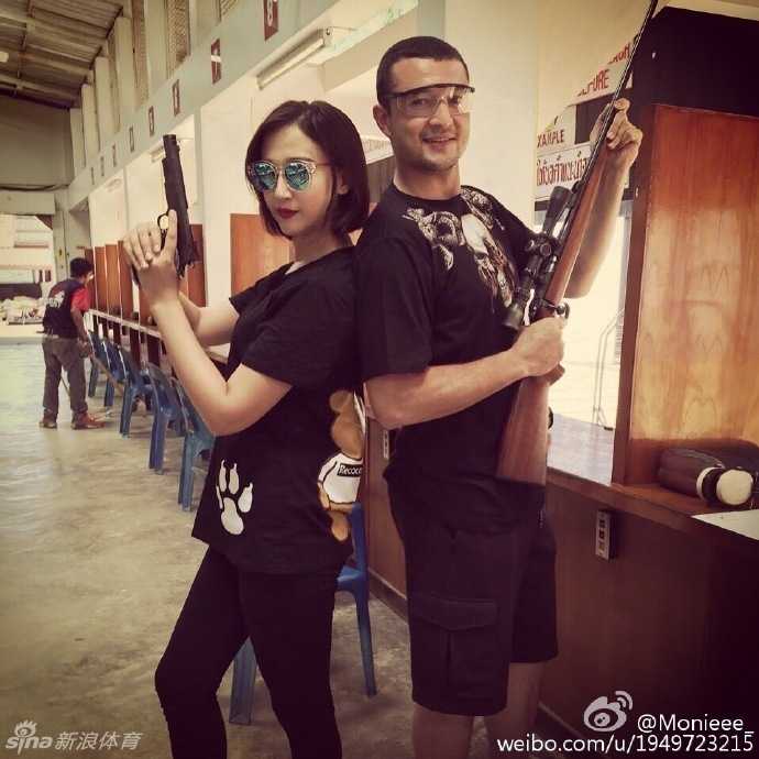 西热力江与爱妻甜蜜出游 骑大象吃海鲜羡煞旁人 在一家充满烟火气的海鲜排档,满桌的龙虾螃蟹让两人大快朵颐,享受着旅途中的味蕾盛宴。