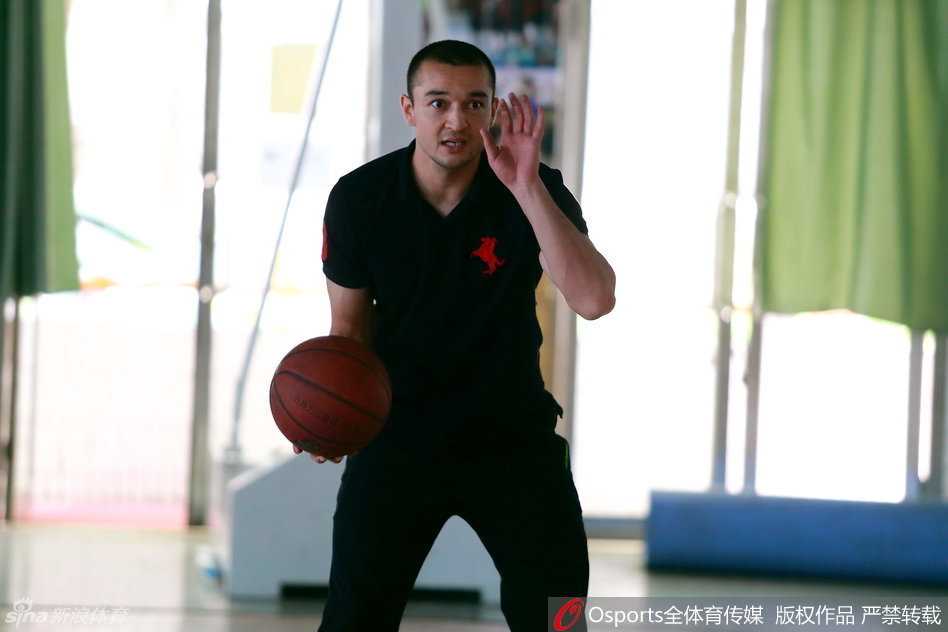 西热力江的夏日播种 篮球训练营里指点江山 纠正完动作后,西热力江轻轻拍了拍小学员的肩膀,给予他鼓励,小学员脸上露出被肯定的笑容