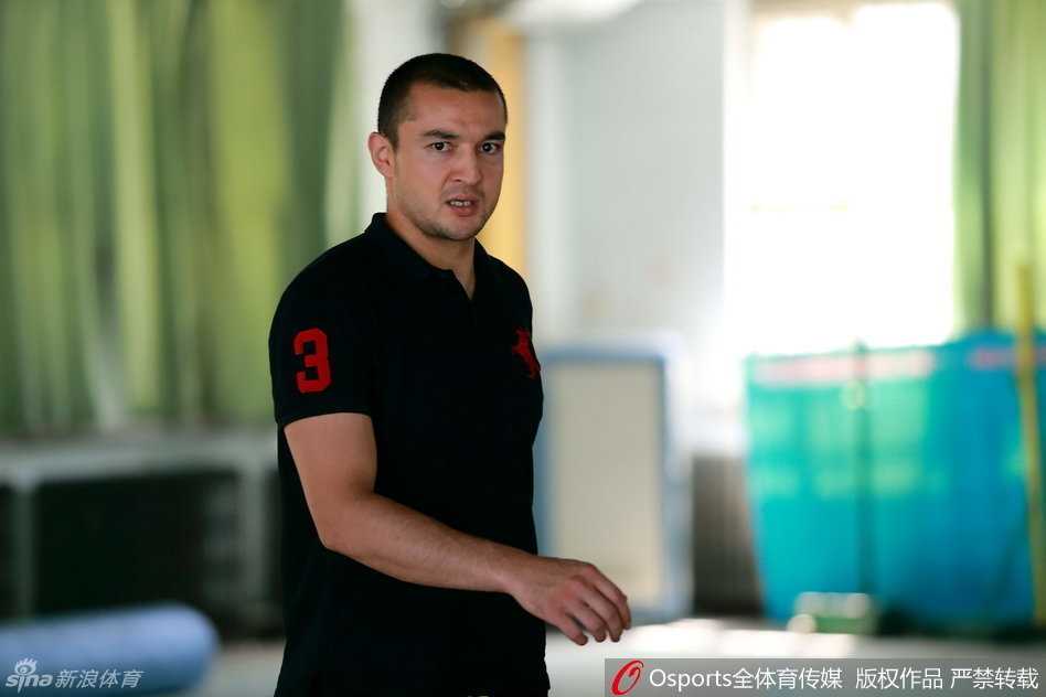 西热力江的夏日播种 篮球训练营里指点江山 西热力江弯下腰,轻轻握住小学员的手腕,正在一对一地细致纠正他的投篮手型