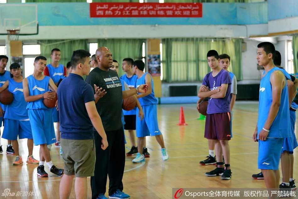 西热力江的夏日播种 篮球训练营里指点江山 训练场上,小学员们乖巧地排成一列,眼神紧紧追随着西热力江,认真听从这位大哥哥的安排