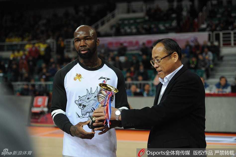 挡拆之后，琼斯如一道闪电撕破防线，他并没有盲目加速，而是抬头观察队友的跑位，准备用最致命的方式摧毁对手的防守阵型。