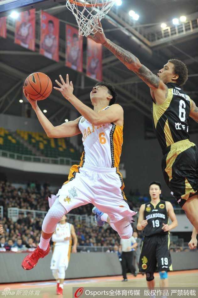 在浙江队的新训练馆里，琼斯完成一次漂亮的助攻后，与队友激情击掌，新环境的新鲜感与团队的温暖，都融在了这响亮的一掌之中。