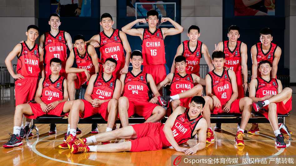 记忆中的那一抹红:揭秘U17国青男篮的昔日荣光与今日足迹 在鲜红的五星红旗映衬下,刘宇轩的眼神坚定而明亮,仿佛凝视着中国篮球充满希望的远方。