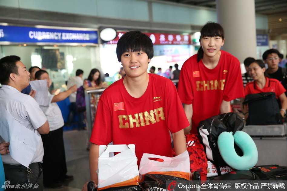 记忆里的那抹红色,那些年的中国U17国青女篮 助理教練王玲在暫停時蹲在地上,耐心地為隊員講解跑位戰術,她是球員們最堅實的後盾。