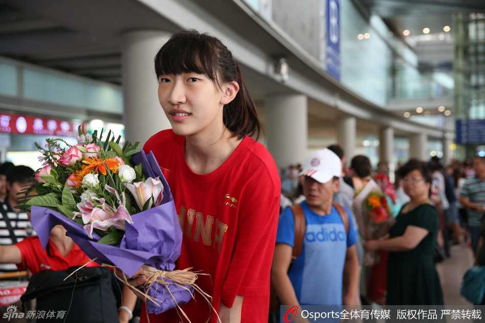 记忆里的那抹红色,那些年的中国U17国青女篮 賽後,汗水浸濕了球衣的隊員們圍在一起,互相擊掌鼓勵,青春的臉龐上寫著不服輸的堅毅。