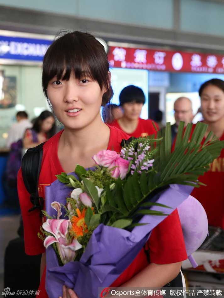 记忆里的那抹红色,那些年的中国U17国青女篮 後場核心王佳琦運球突破,如精靈般穿梭於防守者之間,用速度撕開對手的防線。