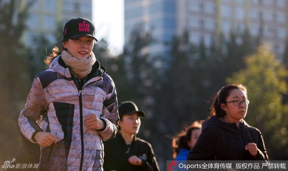 讲台上走来前女篮国手,北科大的篮球课从此不一样 篮球场上,许诺老师正示范‘单手肩上传球’,她修长的手臂轻松一挥,篮球便划出完美弧线,男生们看得目不转睛,完全被她舒展的动作吸引。